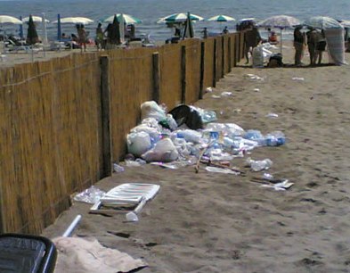 rifiuti_in_spiaggia