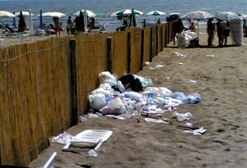 rifiuti_in_spiaggia