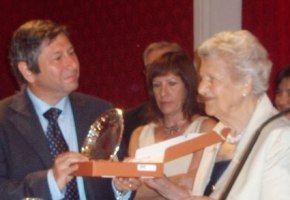 la-contessa-leopardi-premia-trapanese-vincitore-premio-lettori